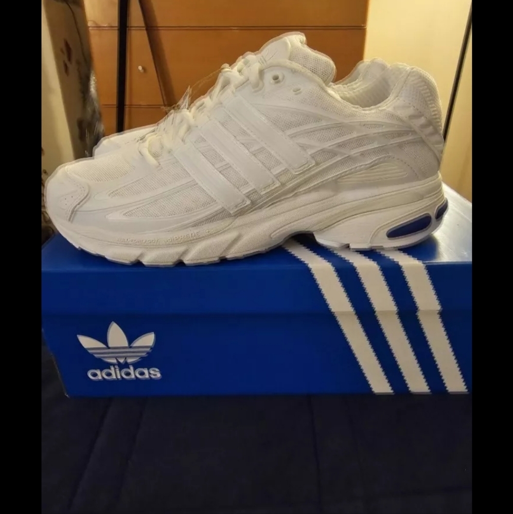 Adidas FIRE! NIB! Adistar Cushion 3 Athletic Shoes #IG1740 in Cloud White. Sz 9.